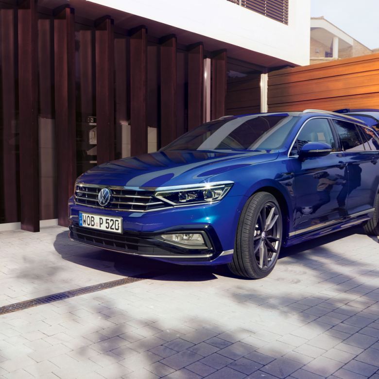 Volkswagen Passat Variant azul aparcado